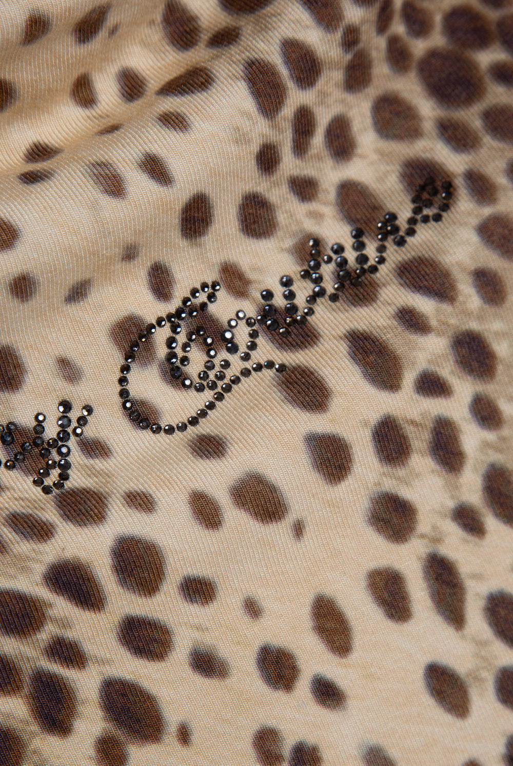 Displays the natural cheetah print 'juicy' branded off the shoulder jc top featuring juicy couture branding