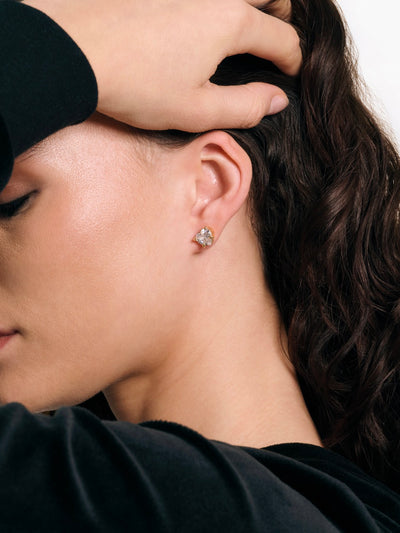 GOLD TONE SOLITAIRE CRYSTAL HEART STUD EARRINGS