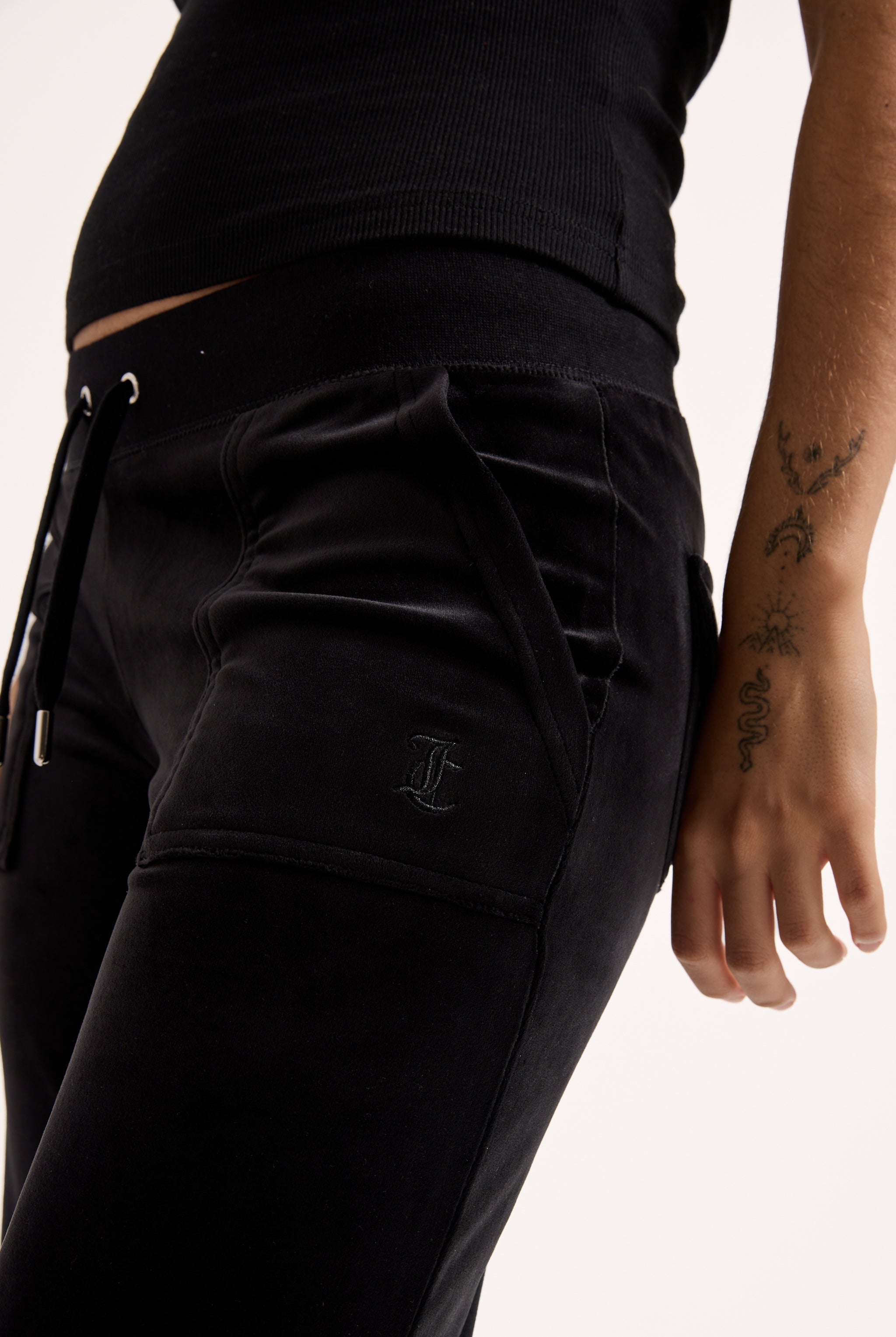 Black Low-Rise Flare Pocket Velour Track Pant – Juicy Couture UK