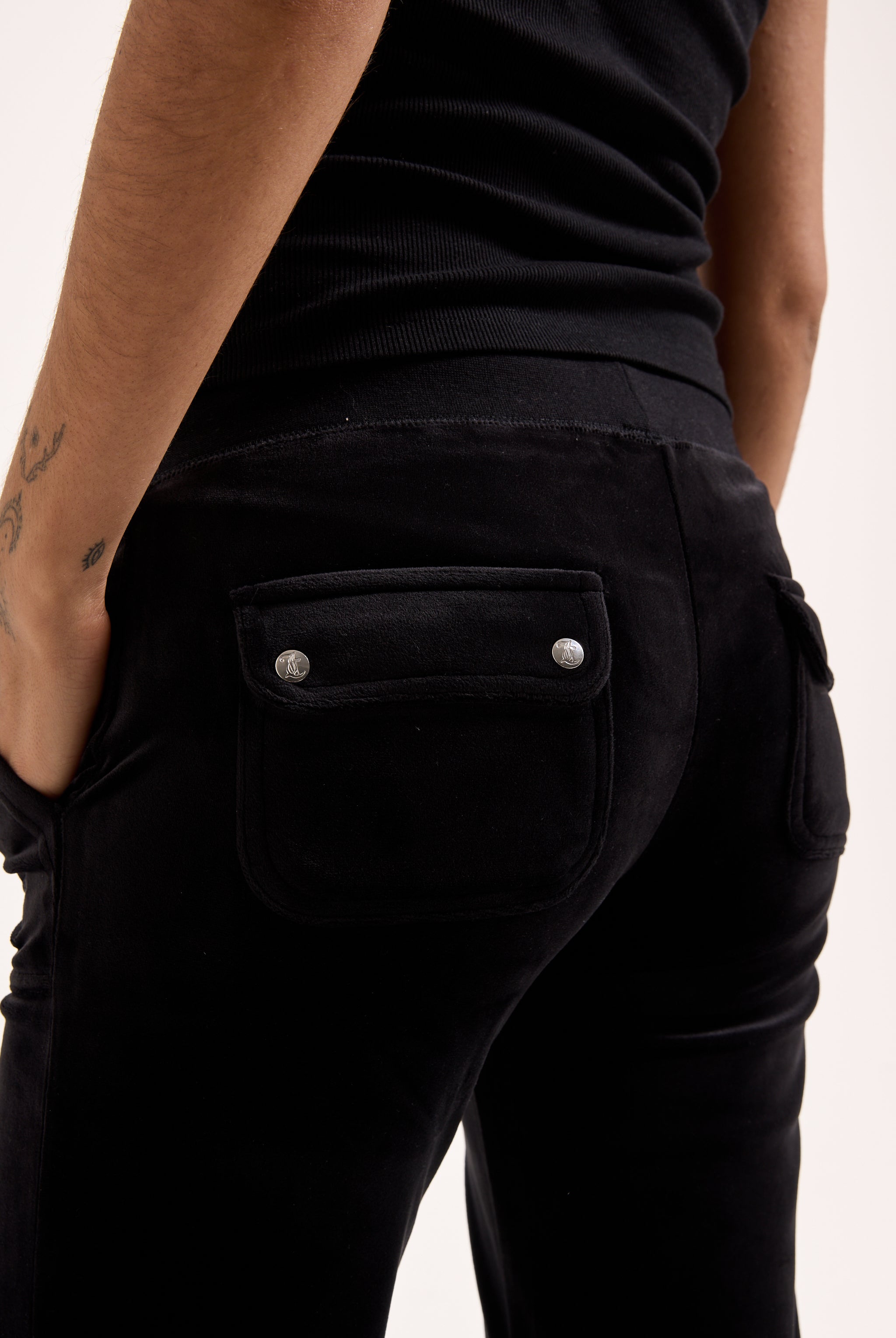 Black Low-Rise Flare Pocket Velour Track Pant – Juicy Couture UK