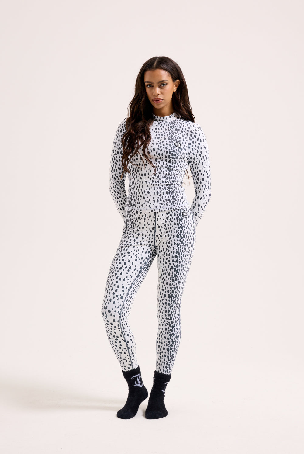 Displays a model wearing the ski snow leopard 'juicy' branded leggings 